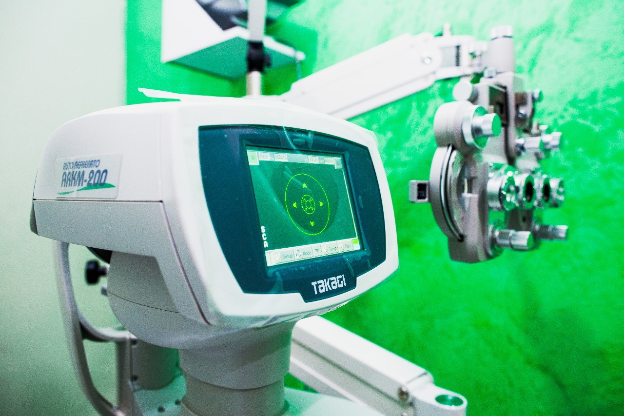 eye testing device in Ogreen Optics shop in Eastleigh